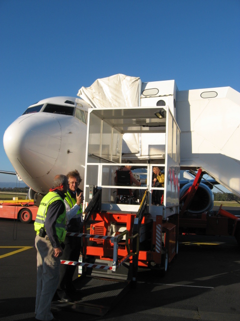 車椅子を使っている人は、飛行機にどうやって乗るの？　その1